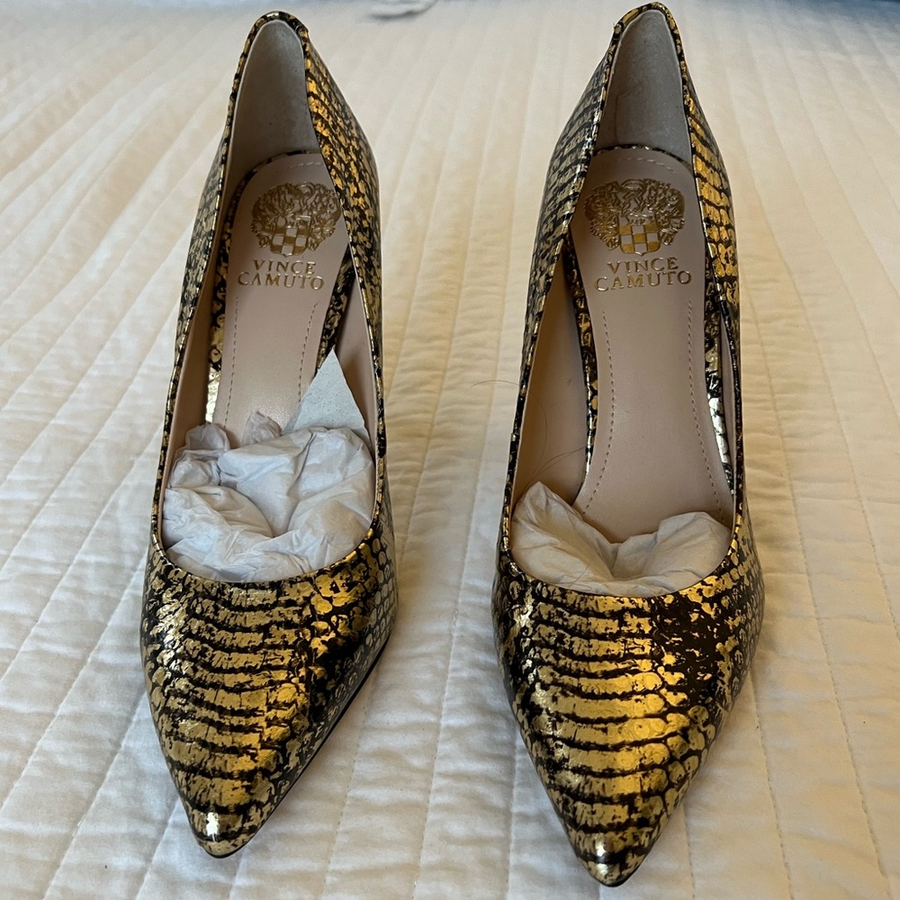 NWOB Vince Camuto Black and gold pointed toe pumps